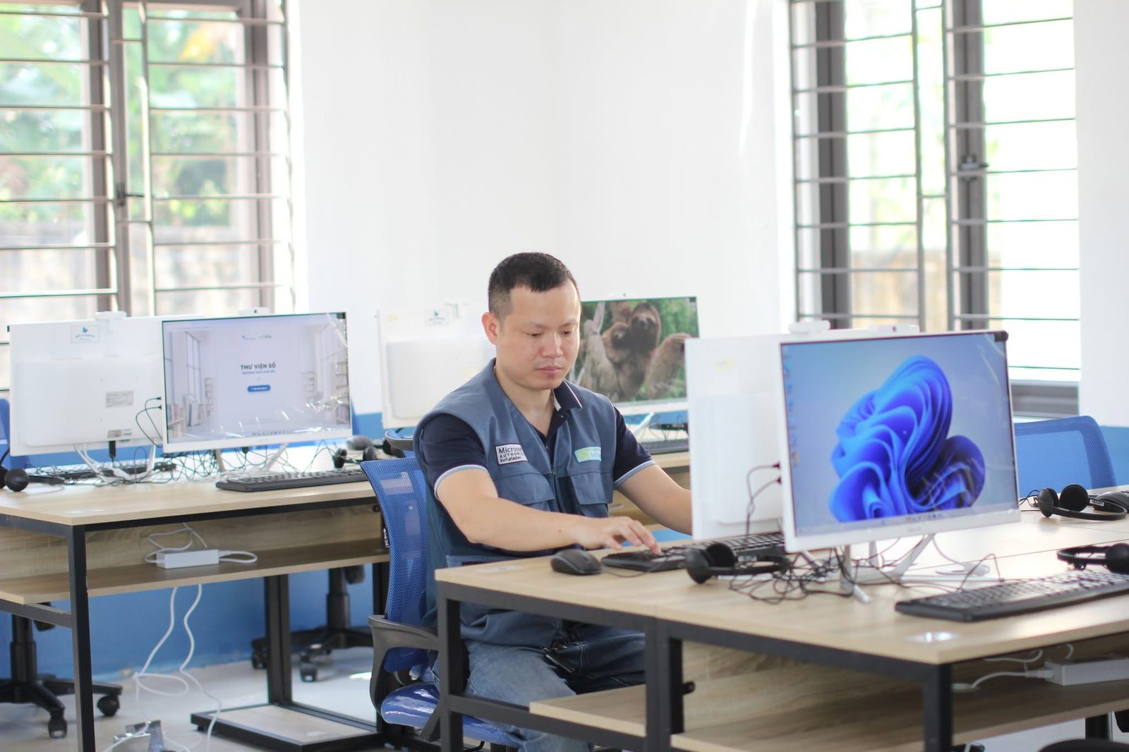 Kỹ thuật viên làm việc với PC All in One ViewLife tại dự án